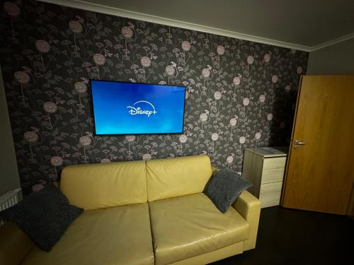 Televízia a/alebo spoločenská miestnosť v ubytovaní Harrachov Resident Apartments "Terrace & Chill" - high speed WiFi, možnost snídaně, Smart TV, Netflix, Disney plus