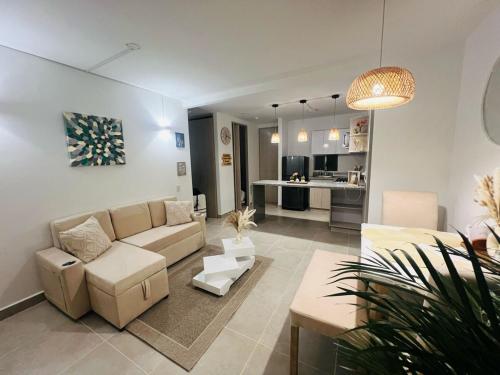 un salon avec un canapé et une table dans l'établissement Apartamento Descanso Cartagena, à Manzanillo del Mar