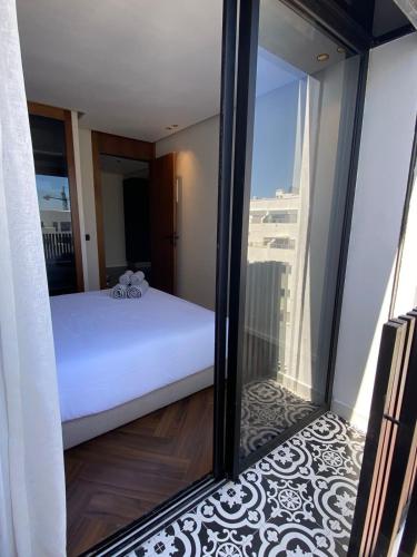 ein Schlafzimmer mit einem Bett und einem großen Spiegel in der Unterkunft spectrum studio in Casablanca