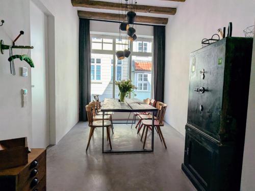 a dining room with a table and chairs at Altstadtflucht Lüneburg in Lüneburg