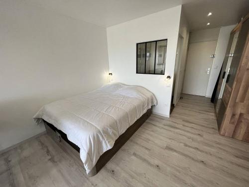 une chambre avec un lit dans une pièce blanche dans l'établissement Studio 4 couchages CAP D'AGDE NATURISME CN060-E69, au Cap d'Agde