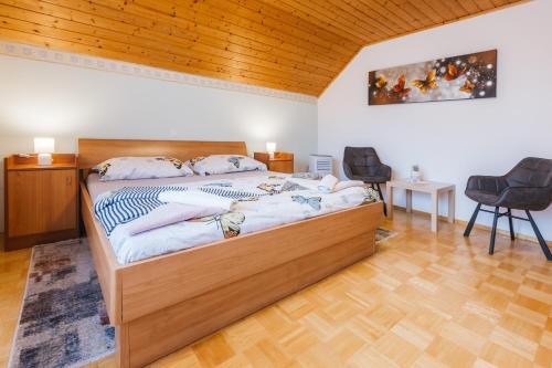 A bed or beds in a room at Rooms Zupančič