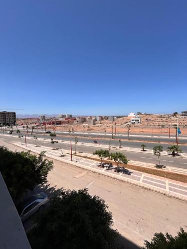 a view of a street with a parking lot at Appartement Berkane in Berkawe
