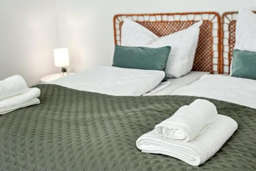 a bedroom with two beds with towels on them at NEU Altstadtliebe - gemütliche Apartments in der historischen Altstadt, zentral und komfortabel in Wismar