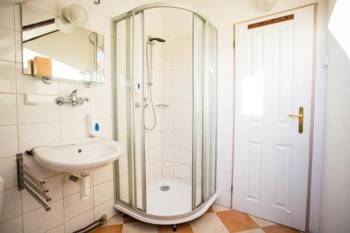 a bathroom with a shower and a sink at Penzion Ctrnactka in Rataje nad Sázavou