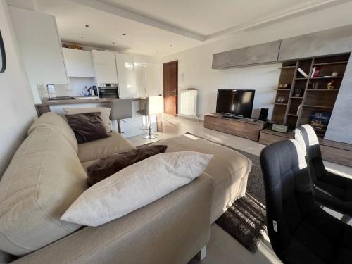 un salon avec un canapé et une télévision dans l'établissement ROSE DES VENTS, à Antibes