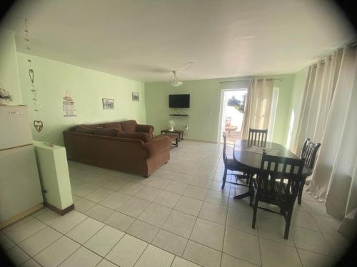 Μια τηλεόραση ή/και κέντρο ψυχαγωγίας στο Lovely 2-Bedroom Accommodation in Paradise Beach