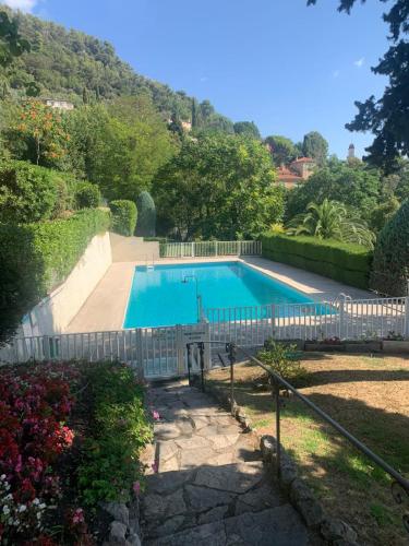 une piscine entourée d'une clôture dans l'établissement Nice 4 bedroom apartment with sea view - air conditioning - pool, à Grasse