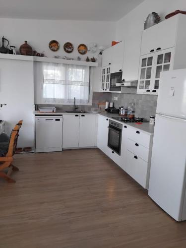 Η κουζίνα ή μικρή κουζίνα στο Poly's hill-house close to the beach