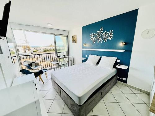 une chambre avec un grand lit et un balcon dans l'établissement Studio 2 couchages CAP D'AGDE NATURISME CN060-E69, au Cap d'Agde