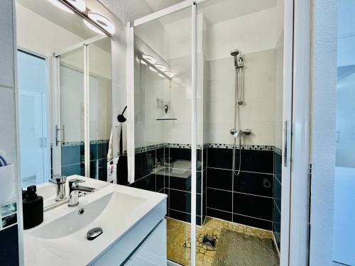 une salle de bain avec un lavabo et une douche dans l'établissement Studio 2 couchages CAP D'AGDE NATURISME CN060-E69, au Cap d'Agde
