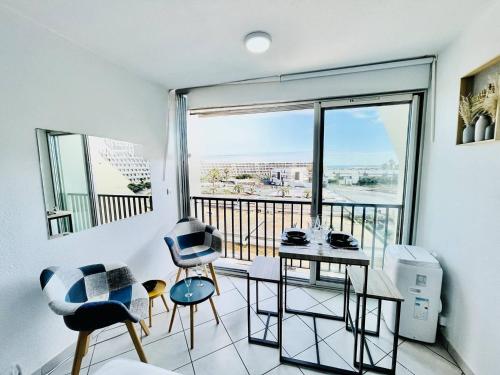 une chambre avec un balcon avec une table et des chaises dans l'établissement Studio 2 couchages CAP D'AGDE NATURISME CN060-E69, au Cap d'Agde