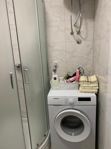 a small bathroom with a washing machine and a shower at Stan na dan Gradiška in Bosanska Gradiška