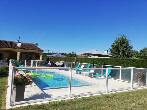 une piscine entourée d'une clôture dans l'établissement Maison avec piscine privée à Siorac en Périgord, à Siorac-en-Périgord