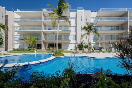 a swimming pool in front of a building at Punta Arena - Beach - Pool - WiFi - Jacuzzi in Acapulco