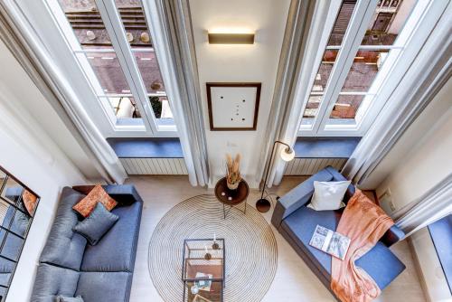 an overhead view of a living room with blue furniture at Luminoso appartamento nel cuore di Genova+balcone in Genova