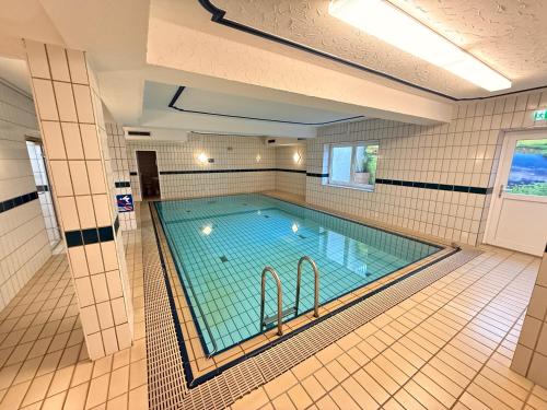 una grande piscina in una grande stanza di Apartment in Zwiesel Bayerischer Wald, Sauna, Pool, Wi-Fi a Zwiesel