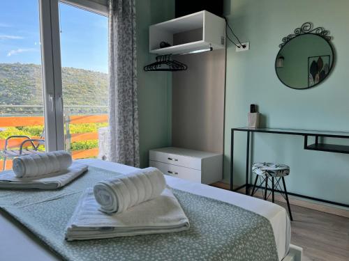 Postel nebo postele na pokoji v ubytování Ktima Klimentini
