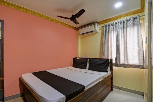 a bedroom with a bed and a ceiling fan at Hotel O Star View in Kolkata