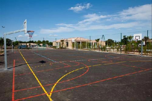 - un terrain de basket vide avec un panier de basket dans l'établissement Bastidon PMR aux Demeures du Ventoux, à Aubignan