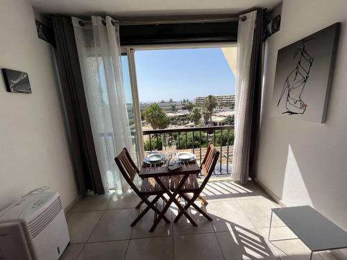Cette chambre dispose d'un balcon avec une table et des chaises. dans l'établissement Studio 2 couchages CAP D'AGDE NATURISME CN060-J301, au Cap d'Agde