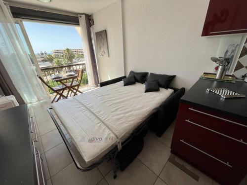 Ce lit se trouve dans un dortoir doté d'un balcon. dans l'établissement Studio 2 couchages CAP D'AGDE NATURISME CN060-J301, au Cap d'Agde