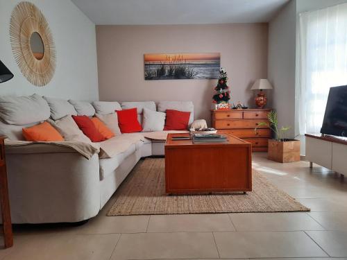 een woonkamer met een bank en een tafel bij Casa La Buena Ola in Playa del Hombre