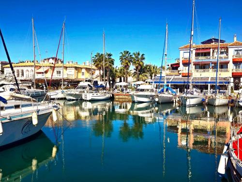 een groep boten is aangemeerd in een jachthaven bij Moonlight Lady, our secret on the Med! in Torrevieja