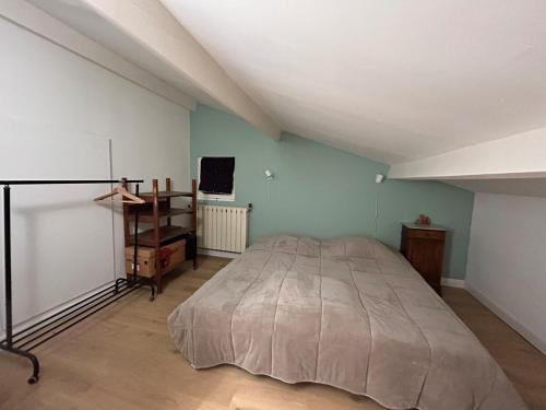 une chambre avec un grand lit dans une pièce dans l'établissement Modern Villa with Private Pool, à Saint-Geniès-de-Comolas