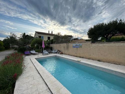 une piscine devant une maison dans l'établissement Modern Villa with Private Pool, à Saint-Geniès-de-Comolas