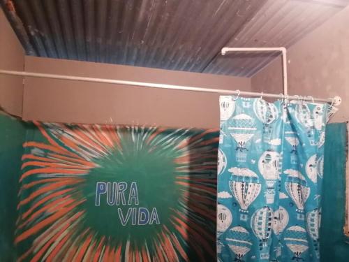 a shop with a sign that reads puna virida at Hojasen Accommodation in Puerto Jiménez