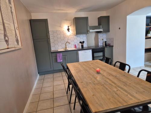 Una cocina o cocineta en Gîte des sonnailles