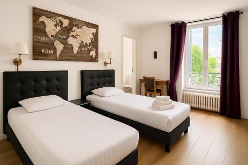 une chambre d'hôtel avec deux lits et une fenêtre dans l'établissement Logis Hôtel du Cirque Troyes centre historique, à Troyes