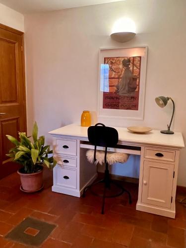 a white desk with a lamp in a room at Casa Bigallo - colline di Firenze in Bagno a Ripoli