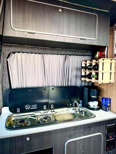 Kuchyň nebo kuchyňský kout v ubytování Campervan Tirana Leoventure