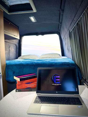 TV a/nebo společenská místnost v ubytování Campervan Tirana Leoventure