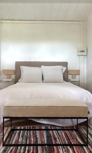 une chambre avec un grand lit avec un tapis dans l'établissement Chambre cosy à 5 min de la plage, à Viagenti