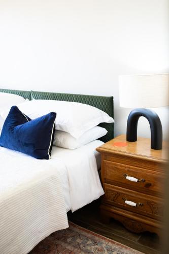 a bedroom with two beds and a wooden nightstand at Aan d'Oewer in Citrusdal