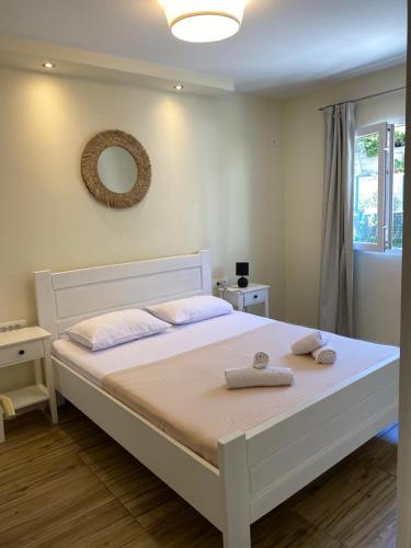 Giường trong phòng chung tại Bright boho apartment with panoramic sea view and parking