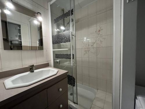 une salle de bain avec un lavabo et une douche dans l'établissement Studio 4 couchages CAP D'AGDE NATURISME CN060-L103, au Cap d'Agde