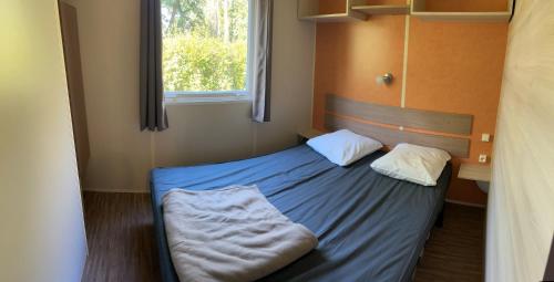 Ένα ή περισσότερα κρεβάτια σε δωμάτιο στο Mobil Home 3 chambres Ile du Rhin Camping Tohapi-Alsace