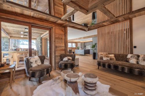 un salon avec un canapé, des chaises et une table dans l'établissement Le Belltower, à Saint-Martin-de-Belleville