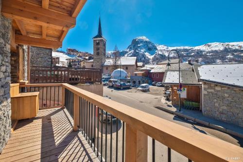 Elle comprend un balcon offrant une vue sur la ville et la montagne. dans l'établissement Le Belltower, à Saint-Martin-de-Belleville