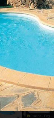 - une piscine d'eau bleue à côté d'un trottoir dans l'établissement Maison en pleine campagne avec piscine, à Montélimar