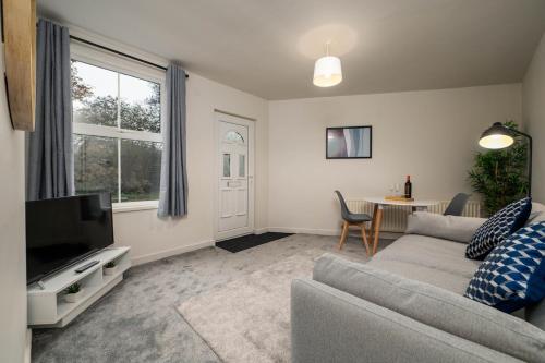 a living room with a couch and a tv at #34 Two bed apt Private Parking Stylish & homely - Near Tamworth Castle - Sleeps 5 -"Perfect for Contractors and Families" - Free Parking in Fazeley