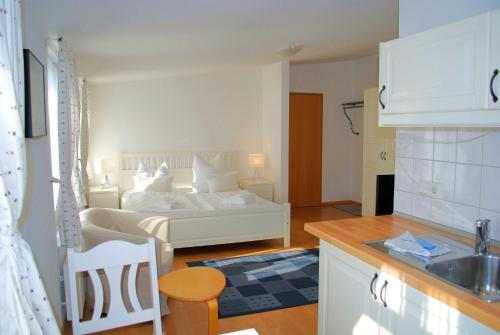 Ένα ή περισσότερα κρεβάτια σε δωμάτιο στο Villa Fortuna Gästehaus App Fehmarn