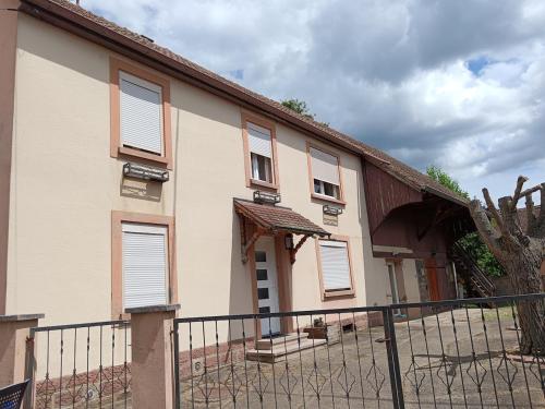 una casa con una recinzione davanti di Maison village a Merxheim
