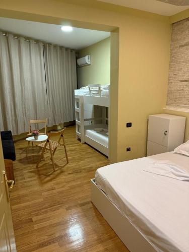 Ein Bett oder Betten in einem Zimmer der Unterkunft Terrace Hostel & Lounge Bar