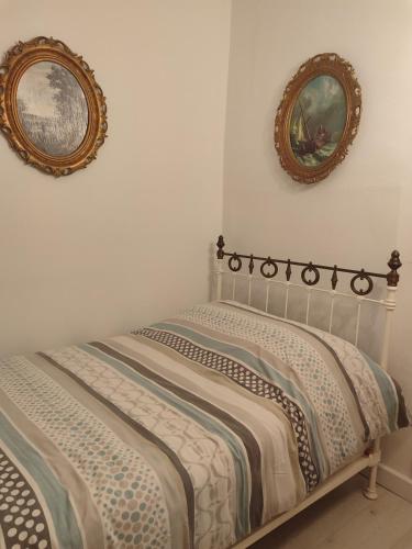 - 2 lits dans une chambre avec 2 photos sur le mur dans l'établissement Chez Paulette, à Vendôme