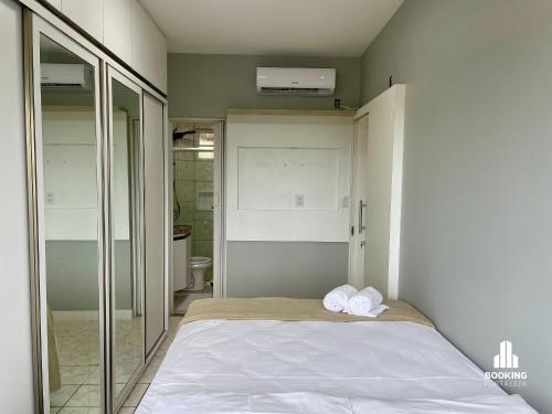a bedroom with a bed with two towels on it at River Park Centro de Eventos in Fortaleza
